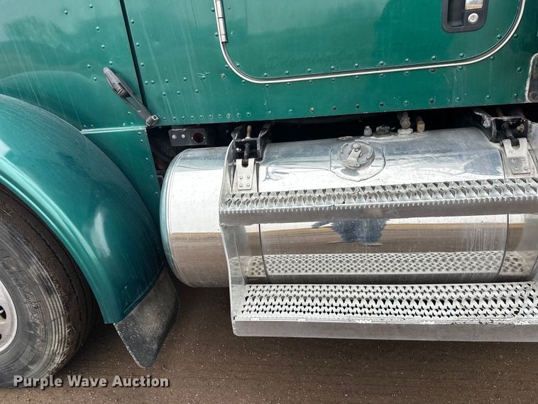 image for item FK1717 2005 Peterbilt 379 semi truck