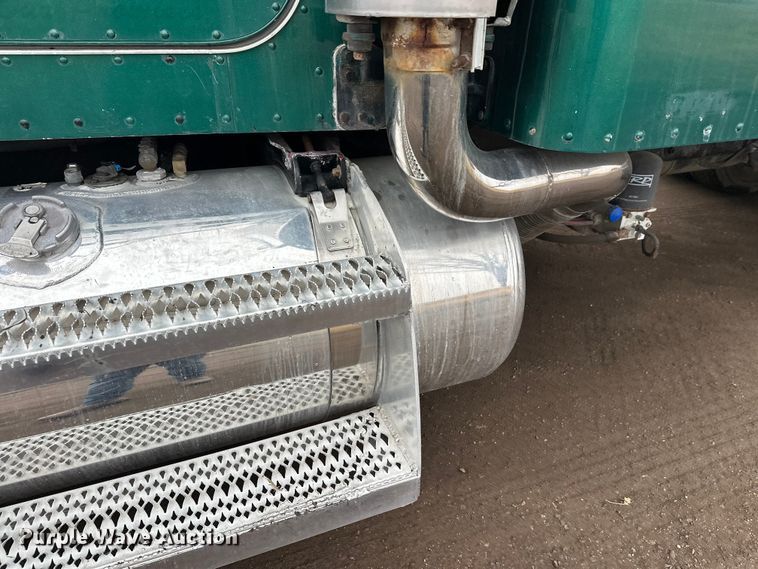 image for item FK1717 2005 Peterbilt 379 semi truck