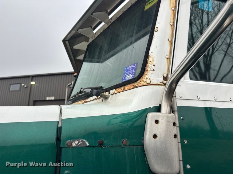 image for item FK1717 2005 Peterbilt 379 semi truck