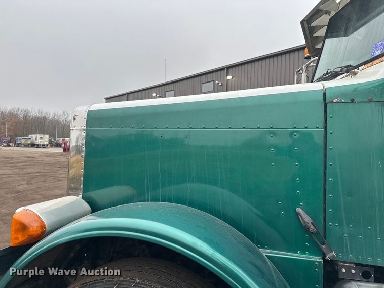 image for item FK1717 2005 Peterbilt 379 semi truck