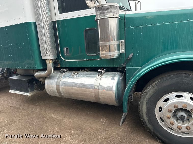 image for item FK1717 2005 Peterbilt 379 semi truck