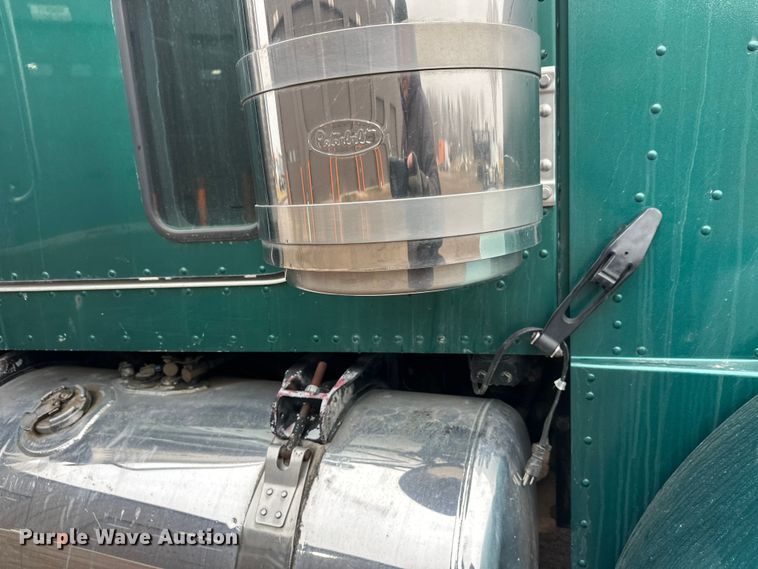 image for item FK1717 2005 Peterbilt 379 semi truck