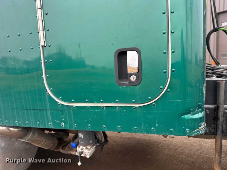 image for item FK1717 2005 Peterbilt 379 semi truck
