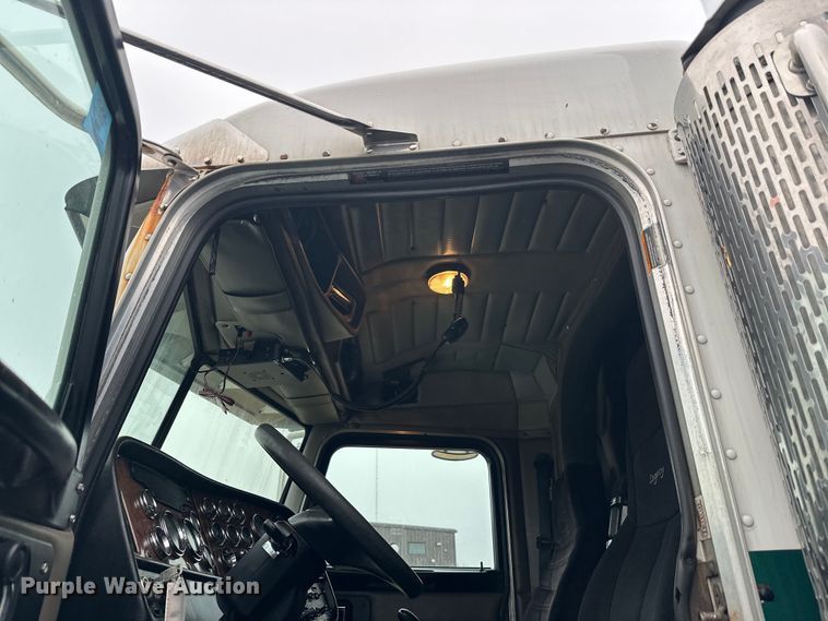 image for item FK1717 2005 Peterbilt 379 semi truck