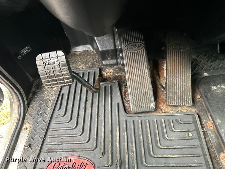 image for item FK1717 2005 Peterbilt 379 semi truck