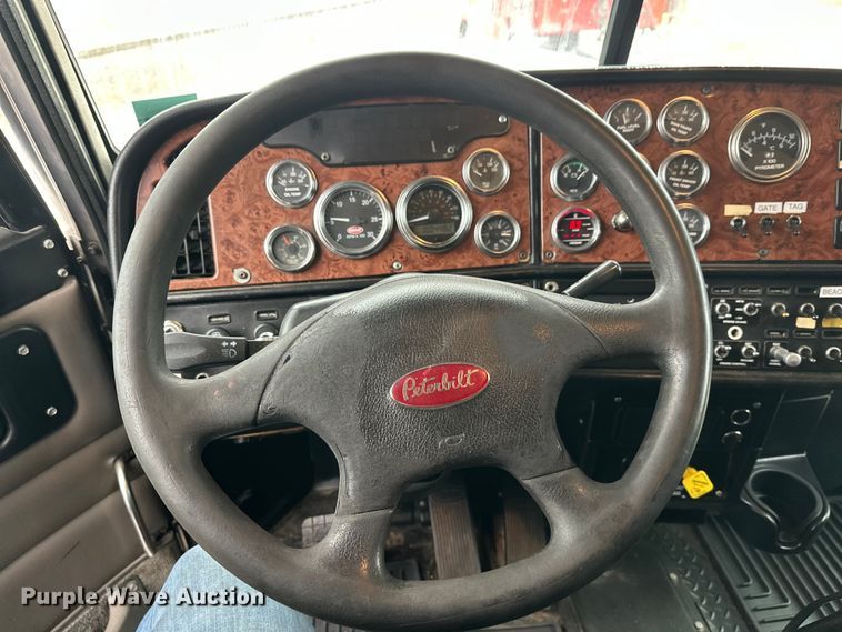 image for item FK1717 2005 Peterbilt 379 semi truck