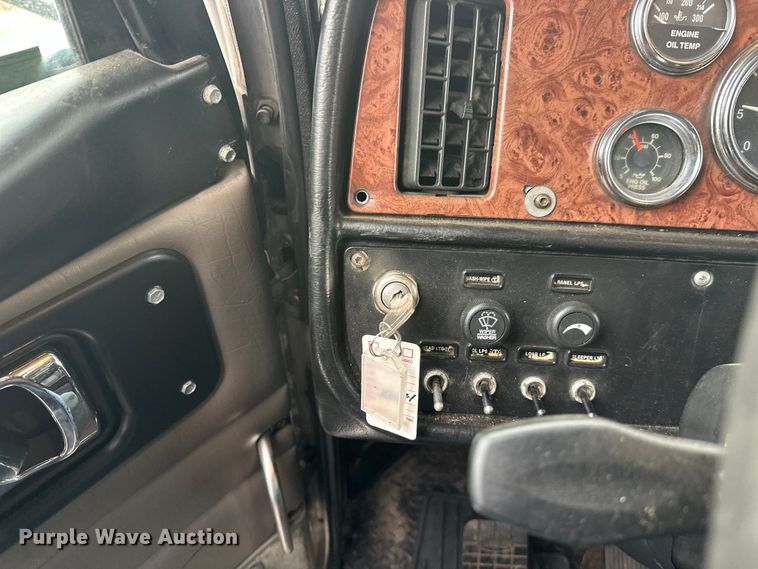 image for item FK1717 2005 Peterbilt 379 semi truck