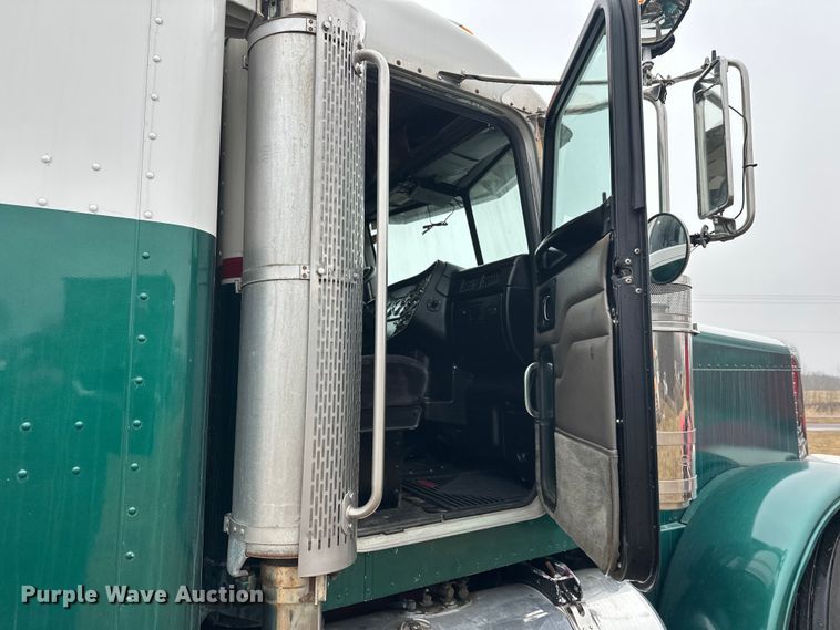 image for item FK1717 2005 Peterbilt 379 semi truck