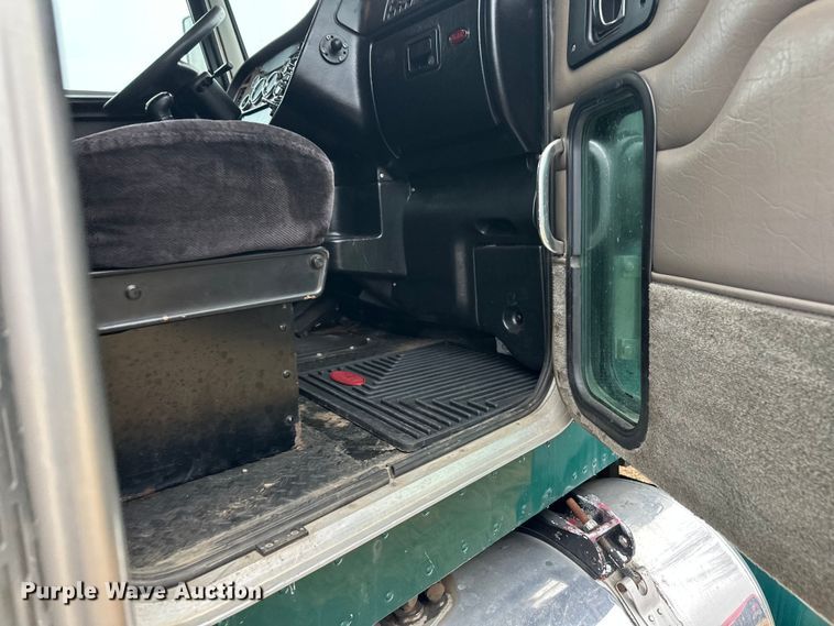 image for item FK1717 2005 Peterbilt 379 semi truck