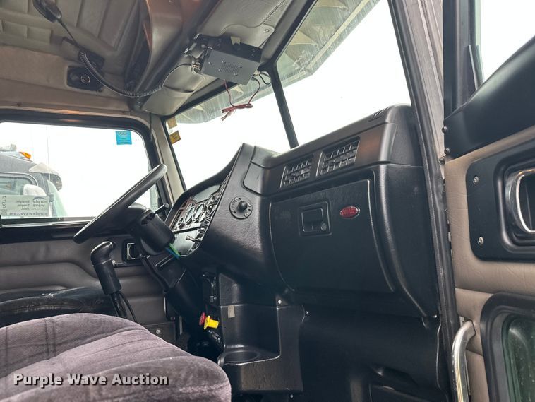 image for item FK1717 2005 Peterbilt 379 semi truck