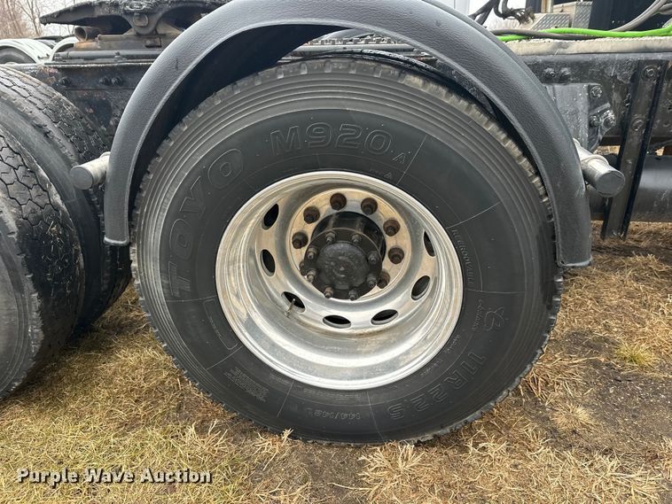 image for item FK1717 2005 Peterbilt 379 semi truck