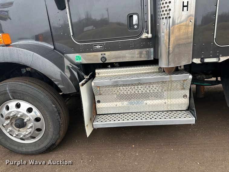 image for item FK1718 2017 Kenworth T8 Series semi truck