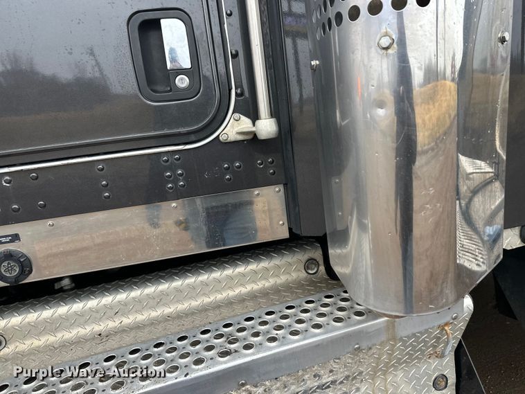 image for item FK1718 2017 Kenworth T8 Series semi truck