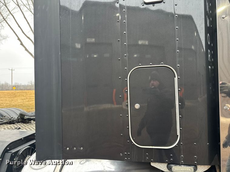 image for item FK1718 2017 Kenworth T8 Series semi truck