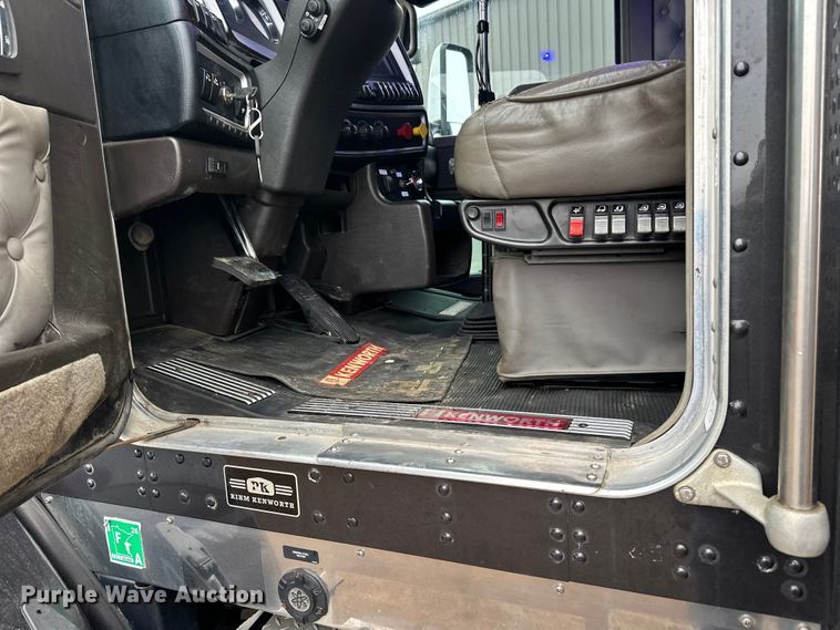 image for item FK1718 2017 Kenworth T8 Series semi truck