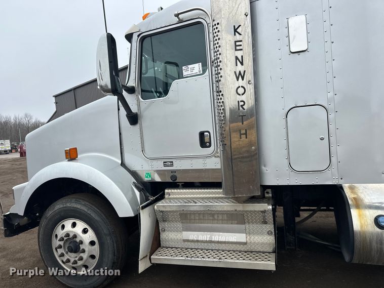 image for item FK1719 2017 Kenworth T800 semi truck