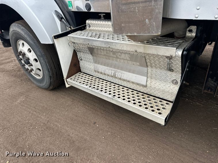 image for item FK1719 2017 Kenworth T800 semi truck