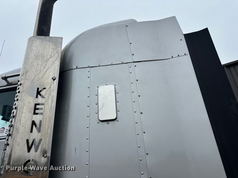 image for item FK1719 2017 Kenworth T800 semi truck