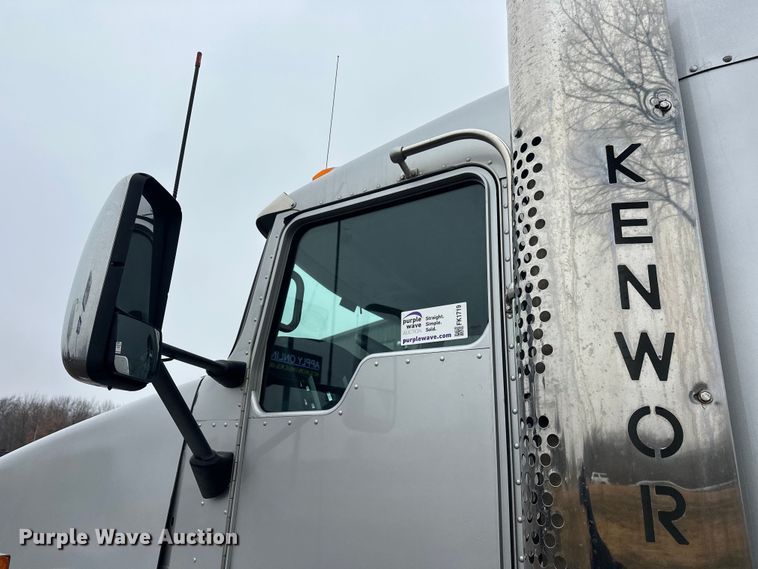 image for item FK1719 2017 Kenworth T800 semi truck