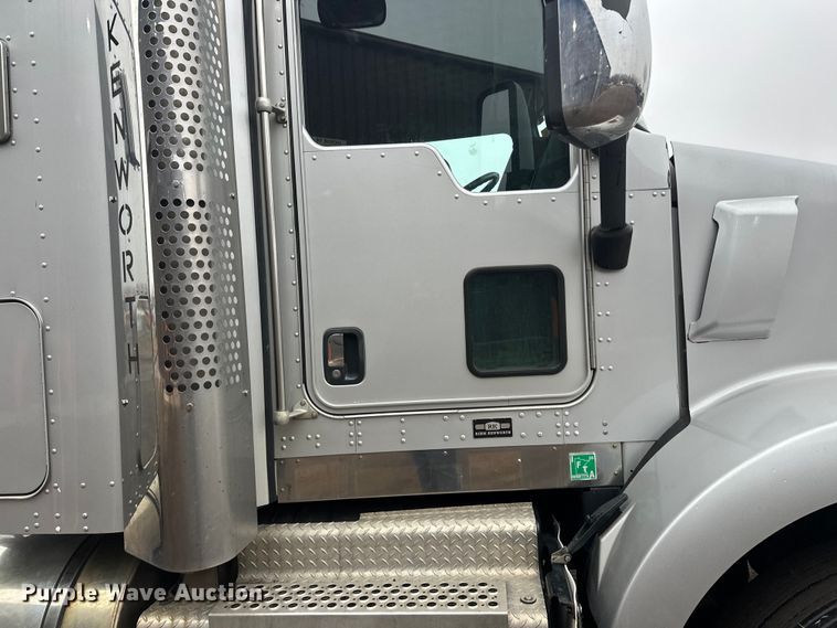 image for item FK1719 2017 Kenworth T800 semi truck