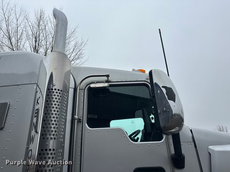 image for item FK1719 2017 Kenworth T800 semi truck