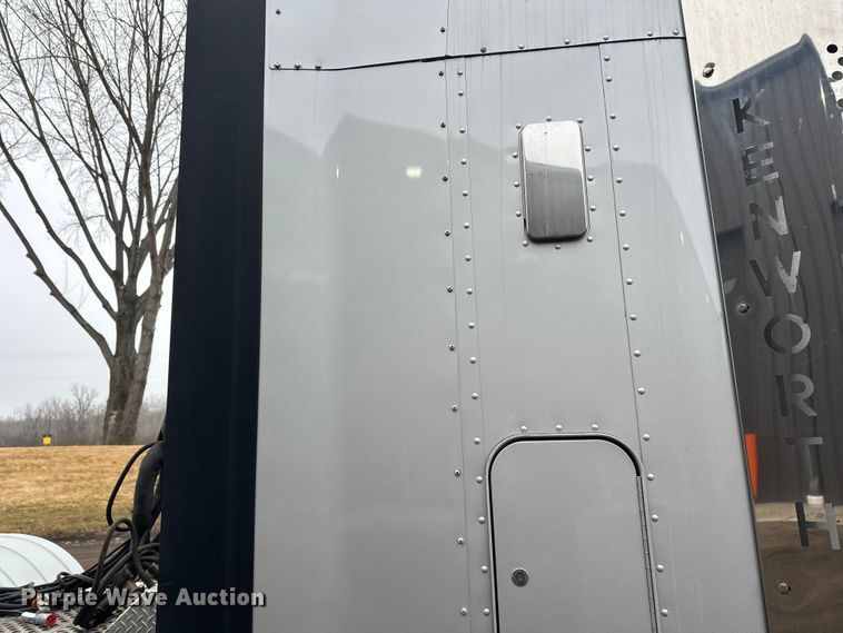 image for item FK1719 2017 Kenworth T800 semi truck