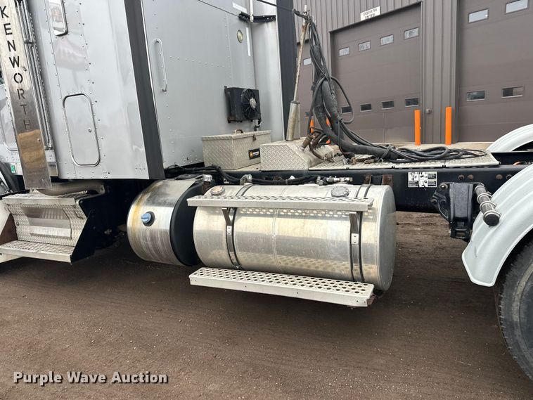 image for item FK1719 2017 Kenworth T800 semi truck