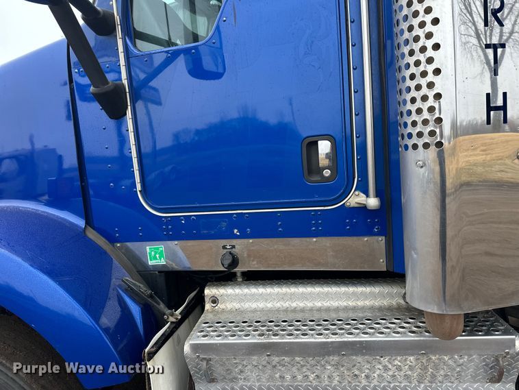 image for item FK1720 2016 Kenworth T800 semi truck