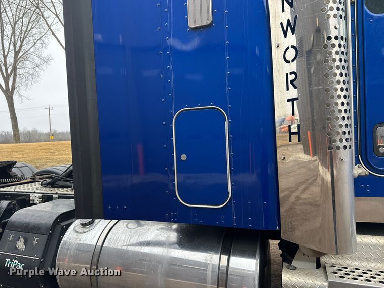 image for item FK1720 2016 Kenworth T800 semi truck