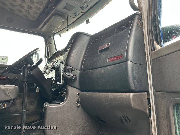 image for item FK1720 2016 Kenworth T800 semi truck