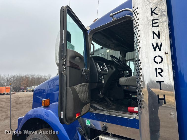 image for item FK1720 2016 Kenworth T800 semi truck