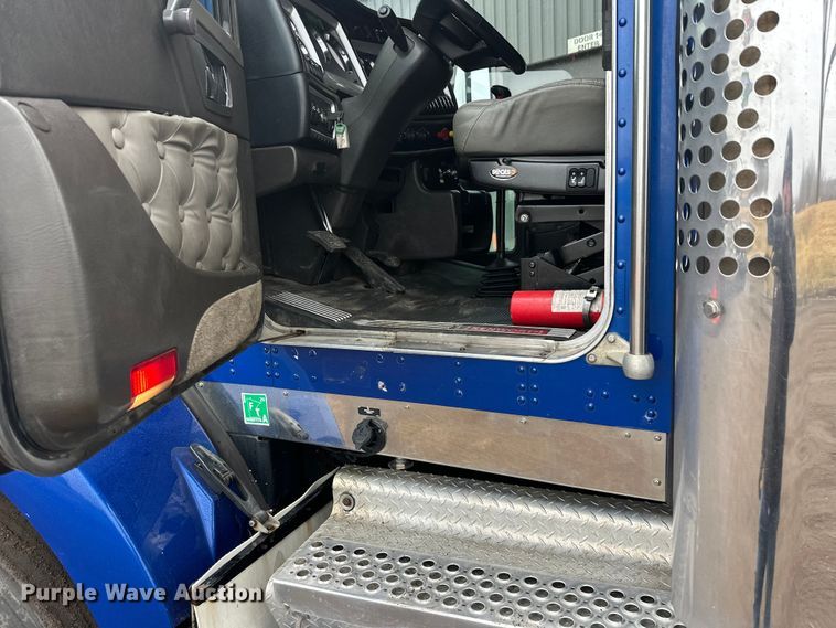 image for item FK1720 2016 Kenworth T800 semi truck