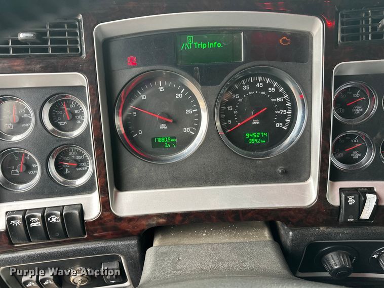 image for item FK1720 2016 Kenworth T800 semi truck