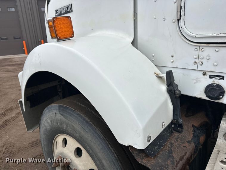 image for item FK1721 2000 Kenworth T800 semi truck