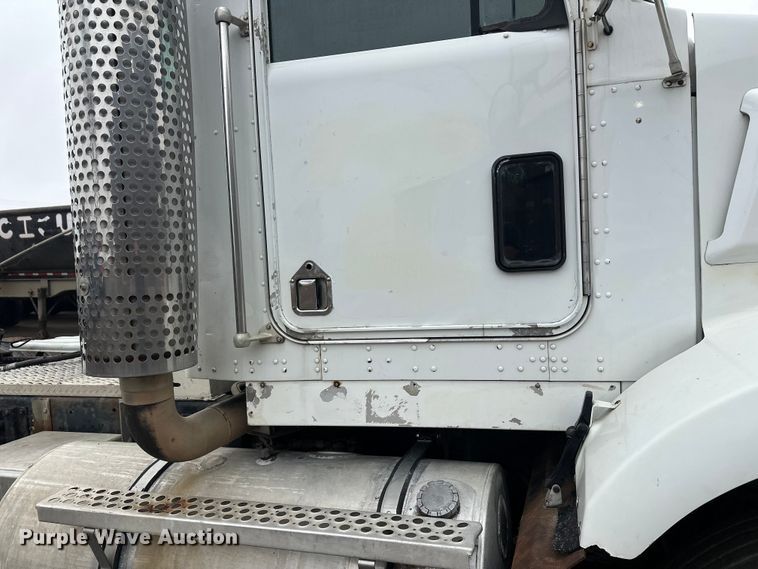 image for item FK1721 2000 Kenworth T800 semi truck