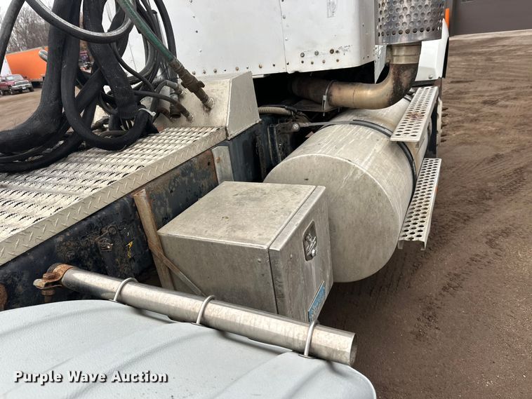 image for item FK1721 2000 Kenworth T800 semi truck