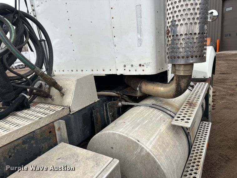 image for item FK1721 2000 Kenworth T800 semi truck