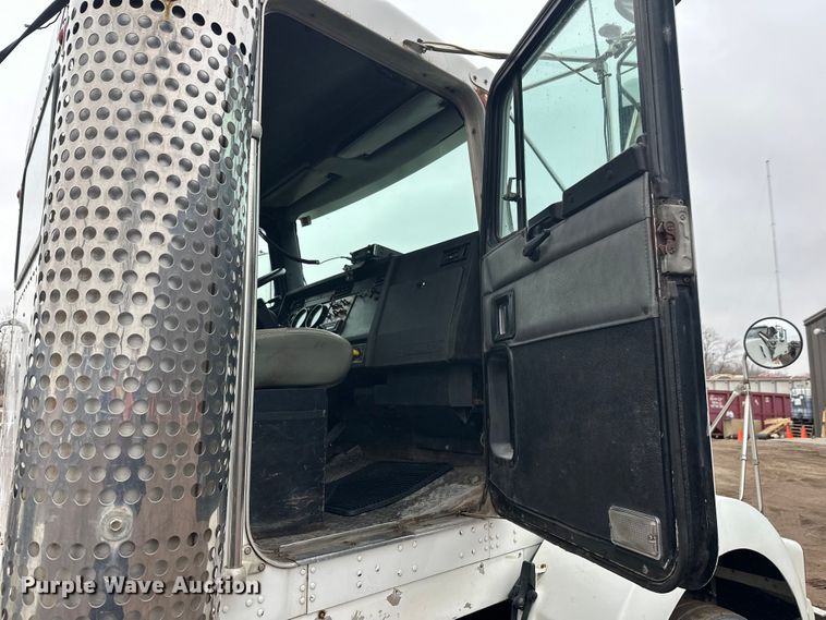 image for item FK1721 2000 Kenworth T800 semi truck