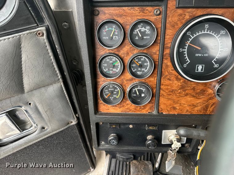 image for item FK1721 2000 Kenworth T800 semi truck