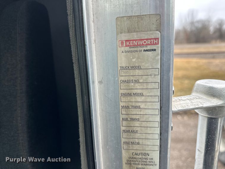 image for item FK1721 2000 Kenworth T800 semi truck