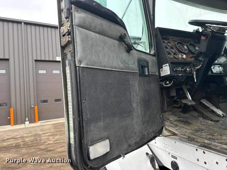 image for item FK1722 2000 Kenworth T800 semi truck