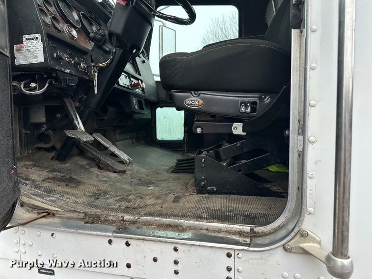 image for item FK1722 2000 Kenworth T800 semi truck