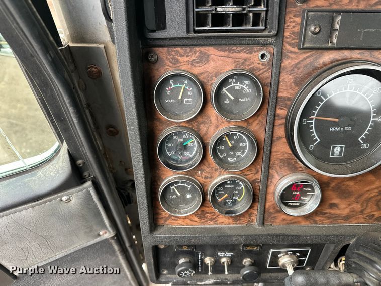 image for item FK1722 2000 Kenworth T800 semi truck
