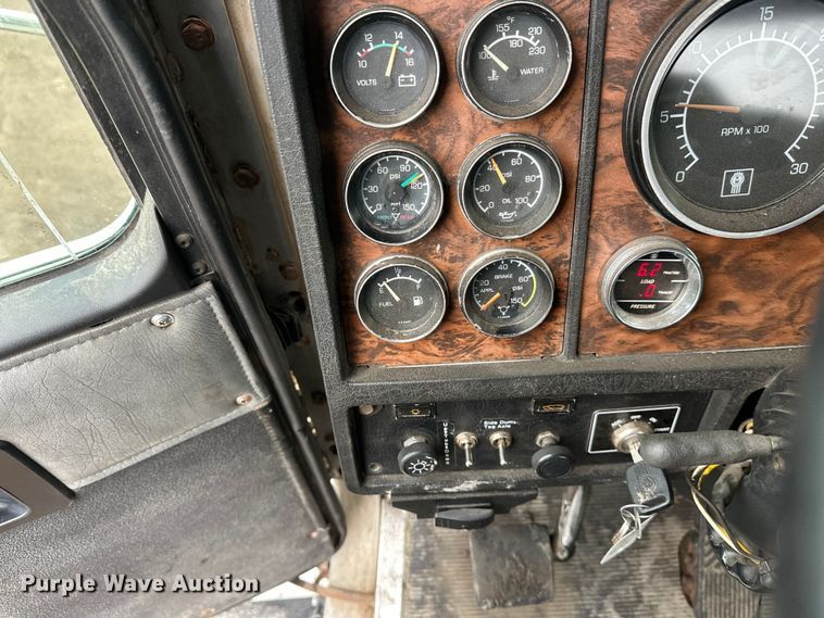 image for item FK1722 2000 Kenworth T800 semi truck