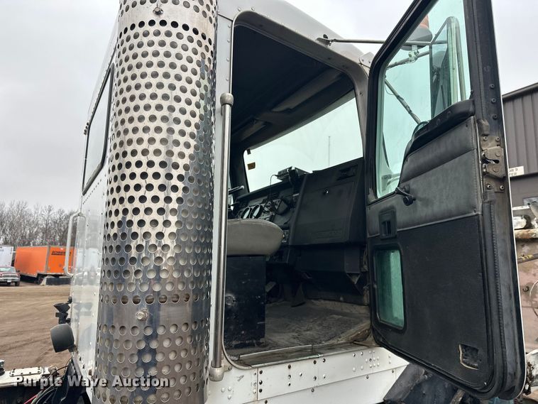 image for item FK1722 2000 Kenworth T800 semi truck