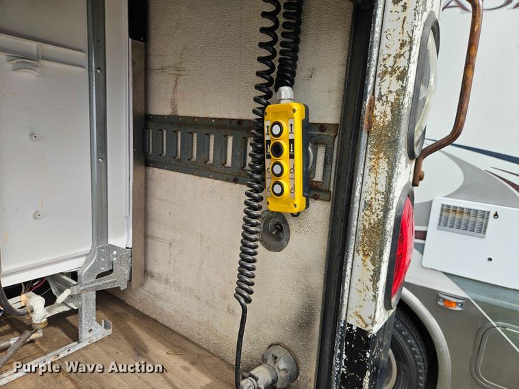 image for item FN5583 1998 International 4700 box truck