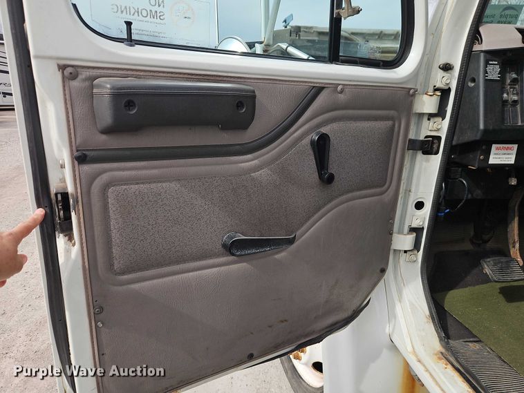 image for item FN5583 1998 International 4700 box truck