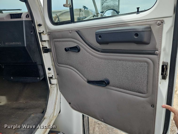 image for item FN5583 1998 International 4700 box truck