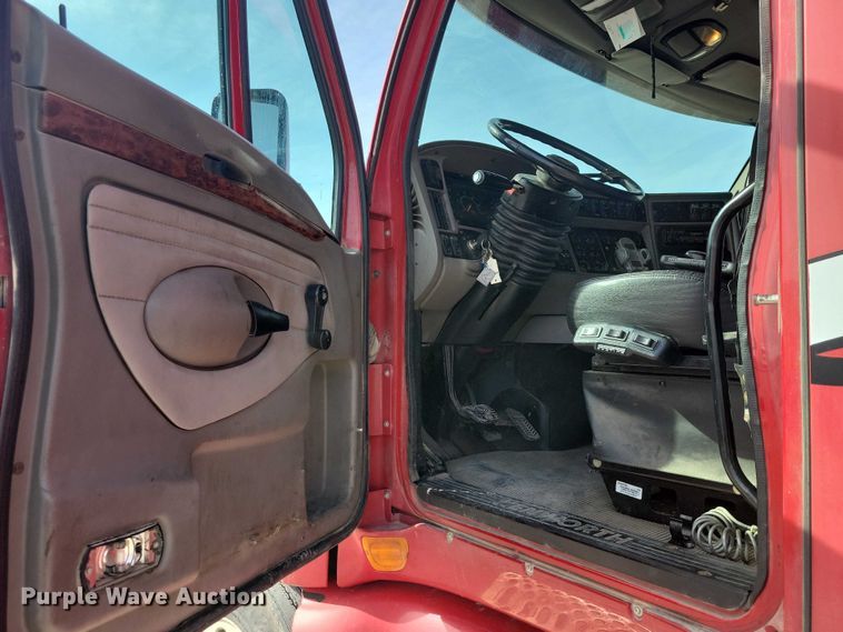 image for item NK9837 2003 Kenworth T2000 semi truck