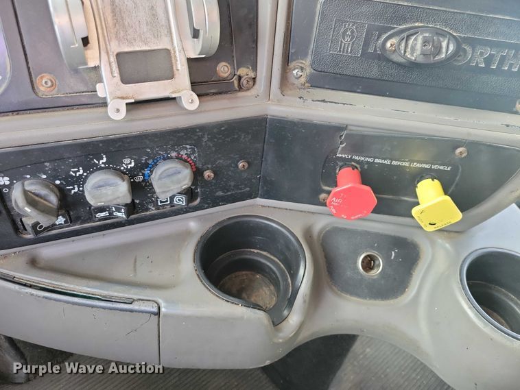 image for item NK9837 2003 Kenworth T2000 semi truck